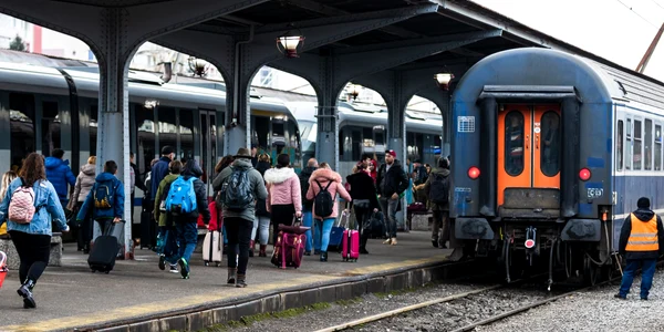 calatori tren cfr gara de nord frig foto shutterstock 2229976057 jpg