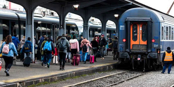 calatori tren cfr gara de nord frig foto shutterstock 2229976057 jpg