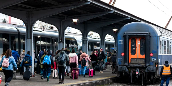 calatori tren cfr gara de nord frig foto shutterstock 2229976057 jpg