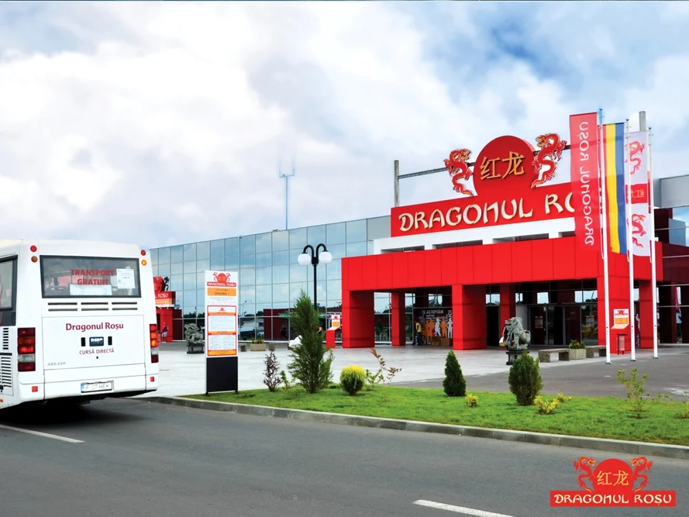 Comisarii CRPCR Bucureşti-Ilfov au solicitat verificări suplimentare întrucât în standuri existau produse posibil contrafăcute Foto: Arhivă