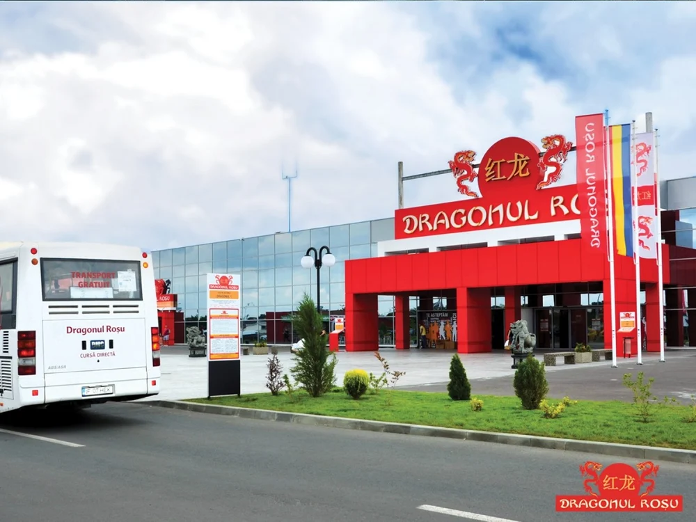 O șoferiță a făcut dezastru în parcarea unui complex comercial din București: a rănit 2 oameni și a distrus 12 mașini