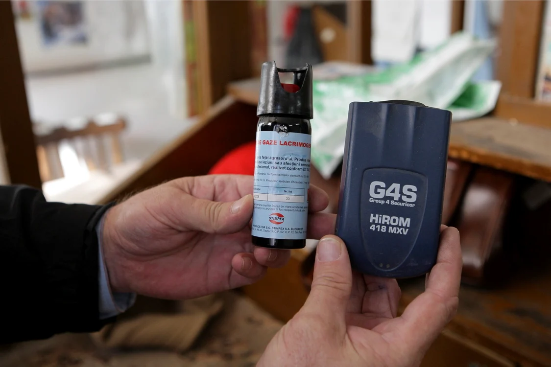 Poliţiştii prezintă două tipuri de spray paralizant cu care bănuiesc că ar fi fost atacat şoferul
