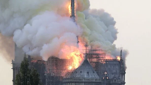 Miliardarii Franţei, donaţii de sute de milioane de euro pentru reconstrucţia Catedralei Notre Dame jpeg