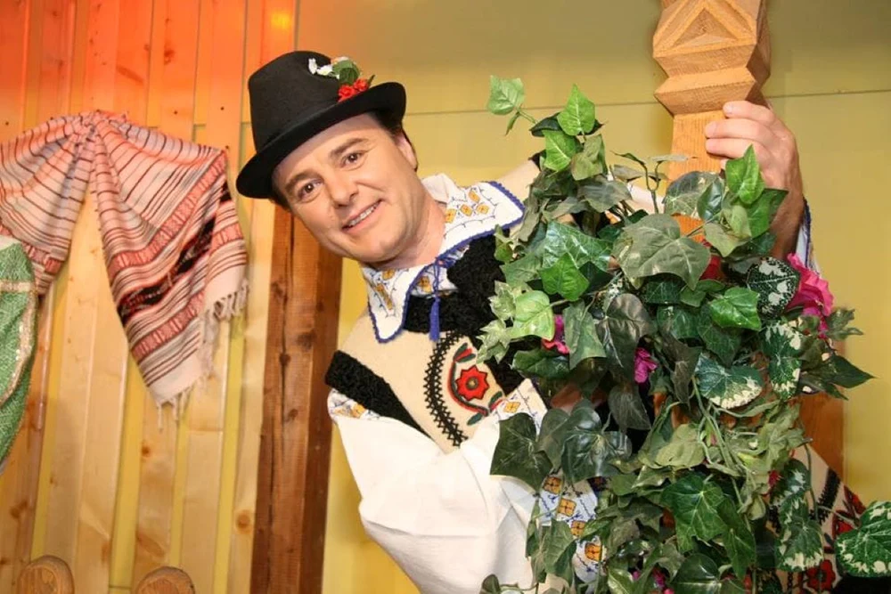 Cântăreț de muzică populară, condamnat la peste 17 ani de închisoare pentru violarea a trei minori cărora le preda canto