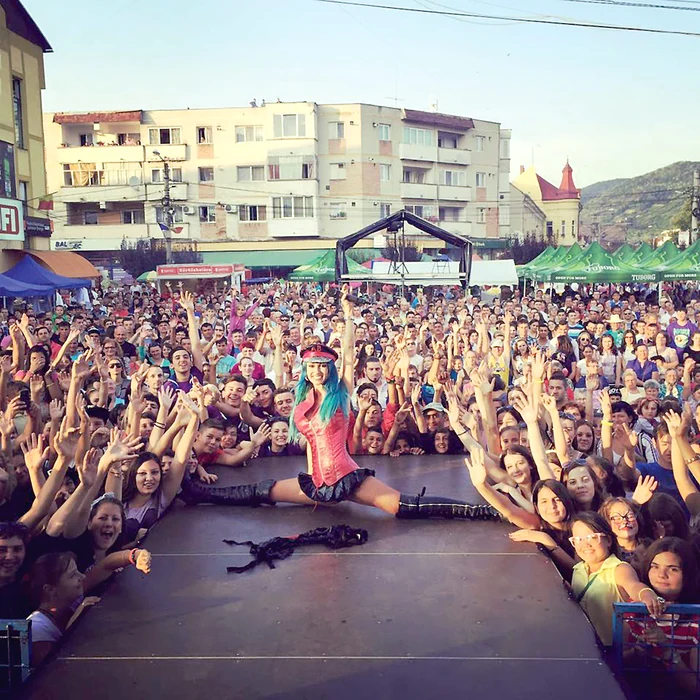 Lumea se strânge ca la urs la concertele Andreei. Aici făcea show la Seini, în Maramureş