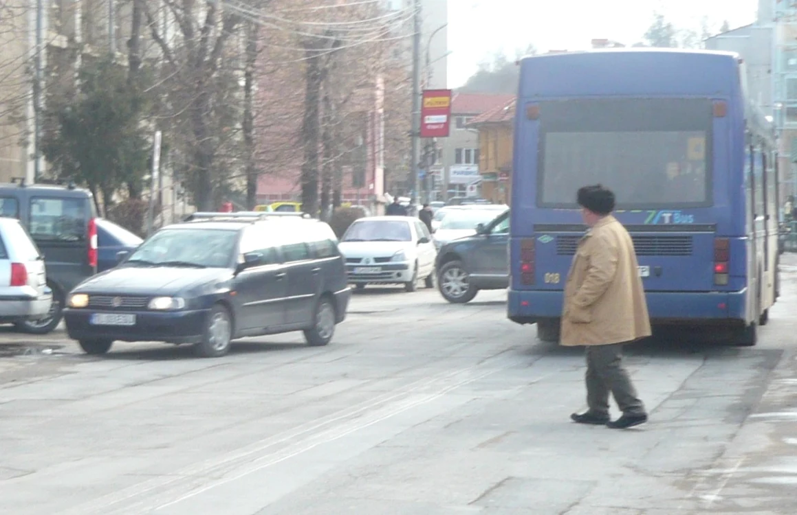 Mulţi pietoni aleg să traverseze neregulamentar FOTO Arhivă Adevărul