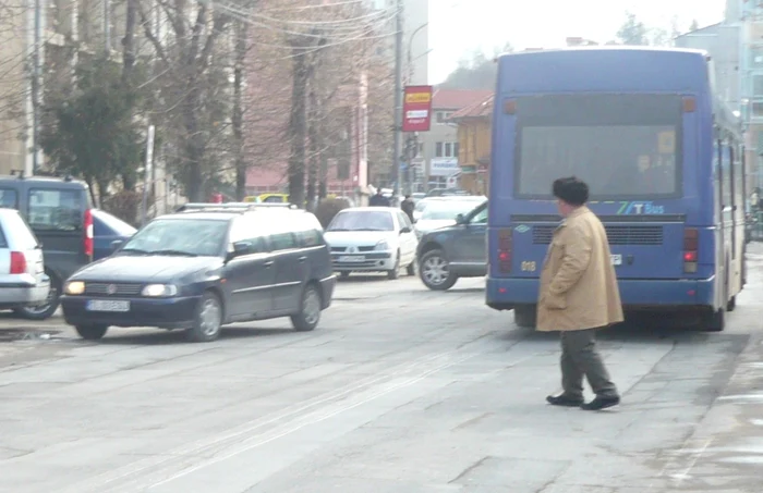 Mulţi pietoni aleg să traverseze neregulamentar FOTO Arhivă Adevărul