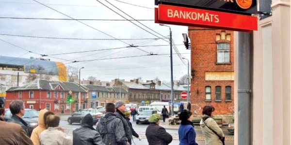 Mai bine de 10.000 de letoni au retras depozite în valoare de peste 14 miliarde de euro  de la banca suedeză Swedbank  
