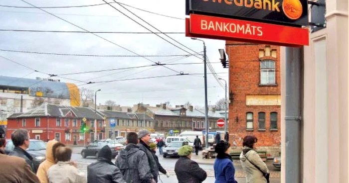 Mai bine de 10.000 de letoni au retras depozite în valoare de peste 14 miliarde de euro de la banca suedeză Swedbank