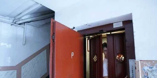 Tinerii au fost scoşi din lift