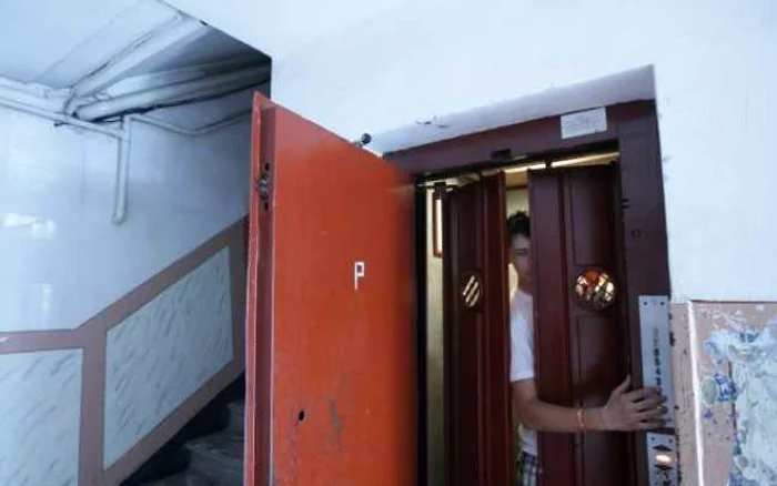 Tinerii au fost scoşi din lift