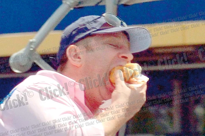 Actorul înfulecă hot dog-ul de parcă aceasta ar fi ultima lui masă (Fotografii: Alex Muscaliu)