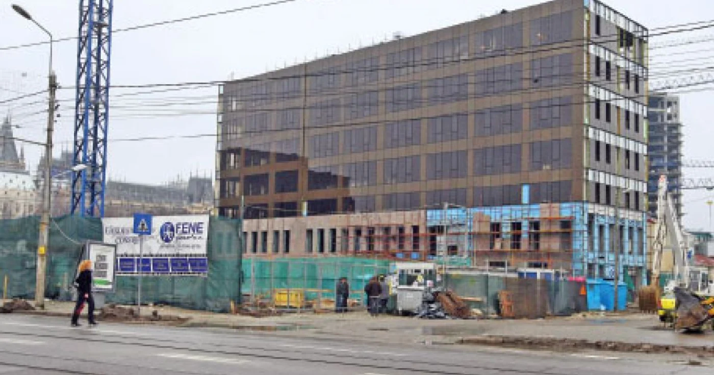Viitorul hotel al deputatului Relu Fenechiu este ridicat de propria firmă de construcţii şi are ieşire la strada Palat, în buricul Iaşiului   