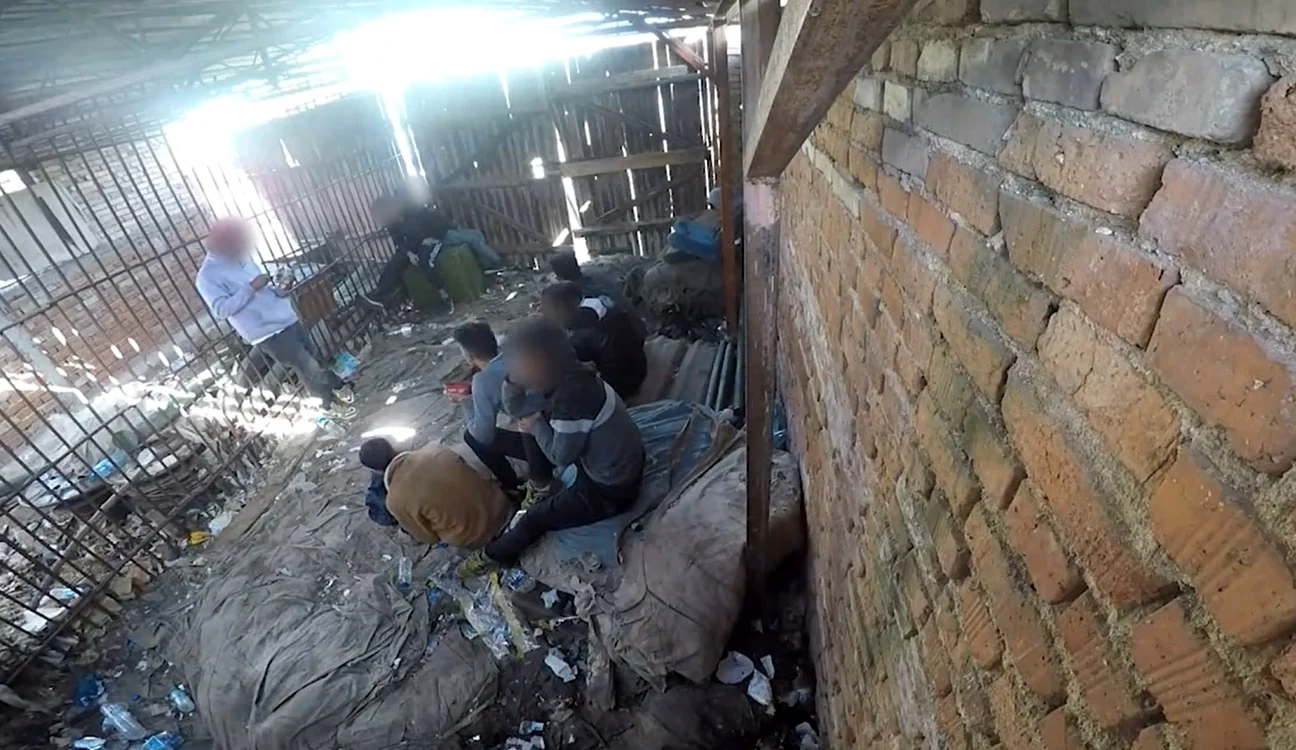 Migranți ținuți într-o cușcă Captură video
