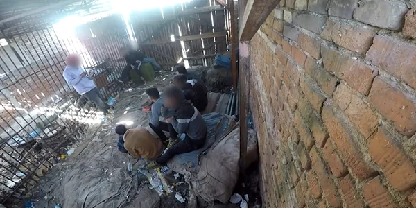 Migranți ținuți într o cușcă Captură video jpg