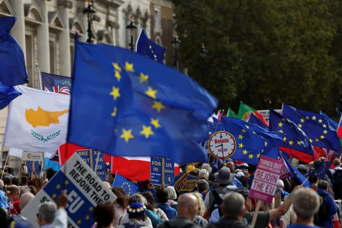 Sute de britanici au cerut în stradă reintegrarea în UE. Foto EPA