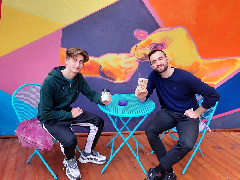 
    Ștefan, mândru de cafeneaua luifoto: Click!  
