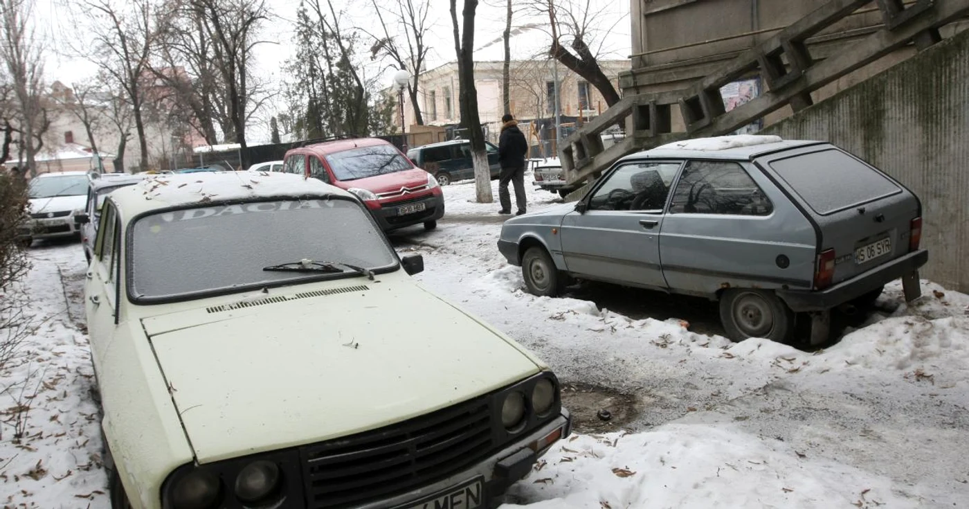 Din cauza rablelor care ocupă locurile de parcare, locatarii îşi lasă maşinile pe unde apucă