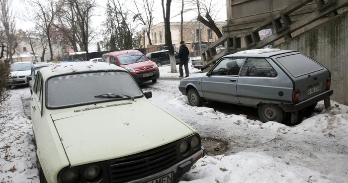 Din cauza rablelor care ocupă locurile de parcare, locatarii îşi lasă maşinile pe unde apucă