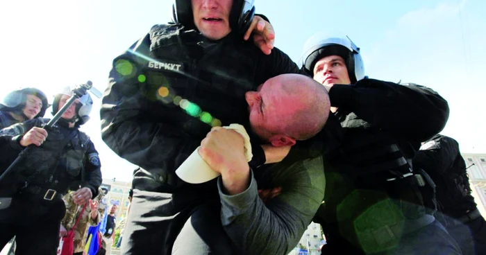 Brutalitatea forţelor de ordine Berkut a dus la o intensificare a protestelor din Ucraina, nu la domolirea lor. FOTO Reuters