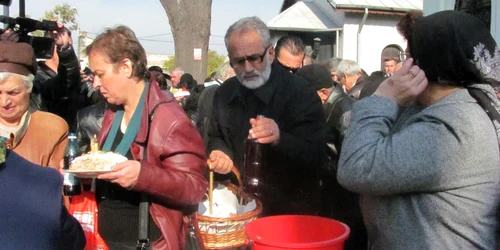 Mai întâi, părinții Mădălinei Manole au fost la biserică și la cimitir