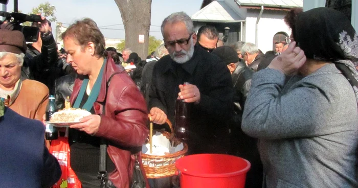 Mai întâi, părinții Mădălinei Manole au fost la biserică și la cimitir