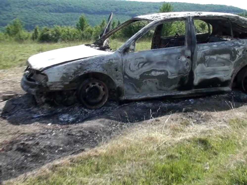 Maşina incendiată a fost observată în această dimineaţă de un trecător