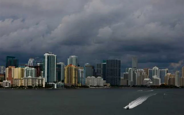 Miami, acoperit de nori întunecoşi, pe măsură de furtuna Karen se apropie. FOTO: The Miami Herald