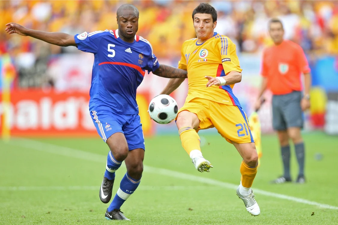 Gallas, aici în duel cu Daniel Niculae, a jucat şi împotriva României la Euro 2008