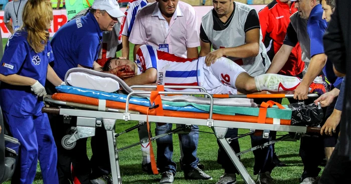 Cristian Sarghi s-a accidentat grav în timpul partidei Oţelul Galaţi-CFR Cluj. FOTO Mediafax