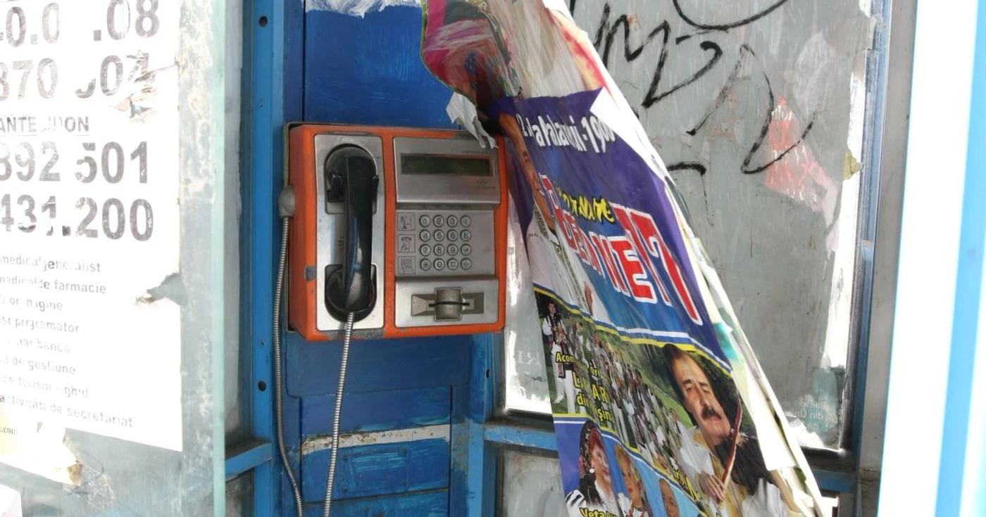 Cea mai mare parte a cabinele telefonice de pe străzile Capitalei sunt distruse FOTO Marian Iliescu