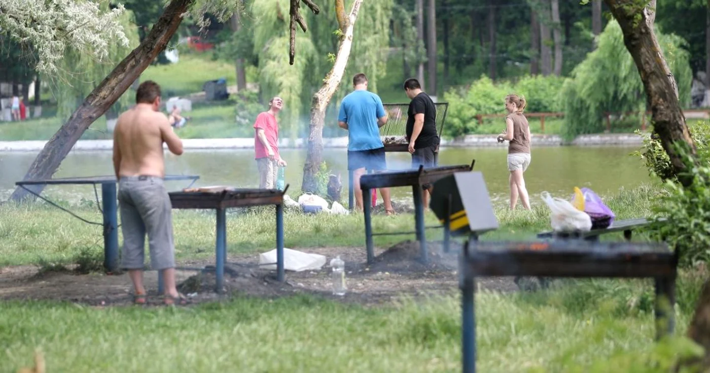 Loc de grătare amenajat pe marginea lacului Ciric FOTO Adevărul