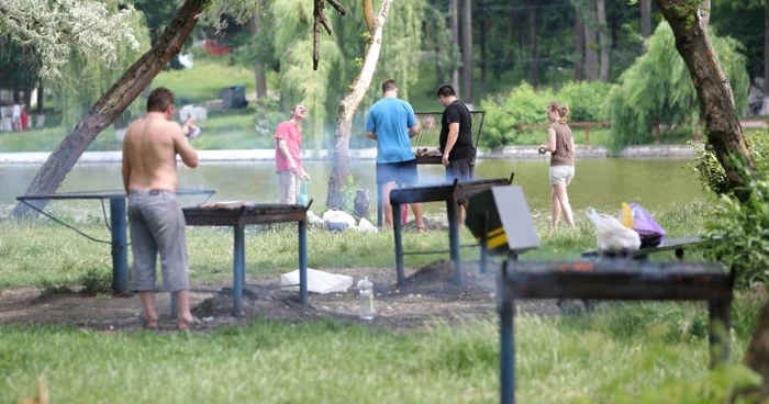 Loc de grătare amenajat pe marginea lacului Ciric FOTO Adevărul