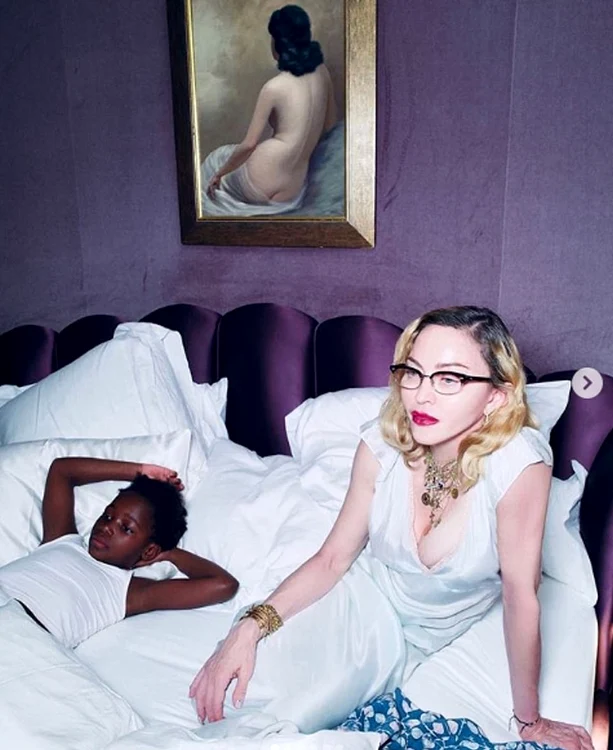 În dormitor are un nud