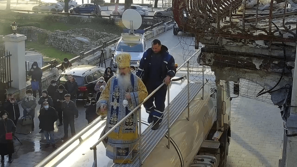 ÎPS Teodosie renunță la cocoțatul pe cisterne de Bobotează. De ce pune capăt unei „tradiții”