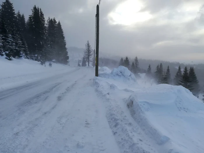 Drumul care duce către Rânca este acoperit de zăpadă FOTO: Poliţia Română