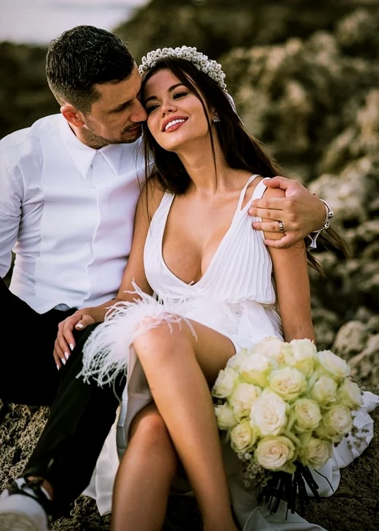 Cei doi îndrăgostiți s-au cununat civil pe o plajă din Grecia