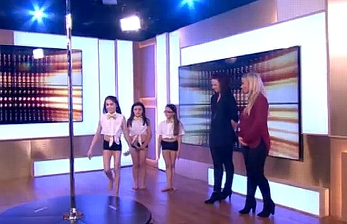 Cele trei minore au dansat la bară în direct, în platoul unei emisiuni matinalefoto: captură video