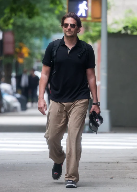Bradley Cooper a fost surprins pe străzile din New York, în timp ce se îndrepta spre locuința fostei sale partenere de viață și a fiicei lor