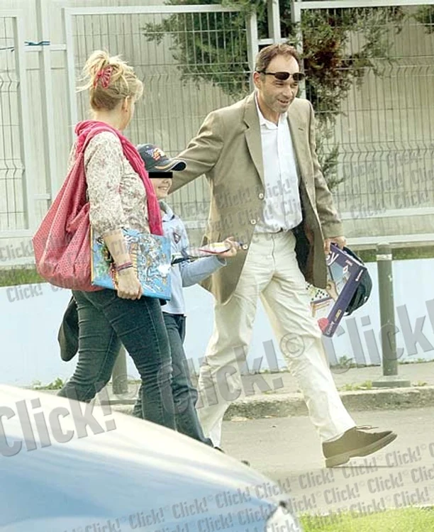 Bianca îşi urmăreşte cu drag cele mai iubite fiinţe: logodnicul şi copilul (fotografii: mihai ionescu)