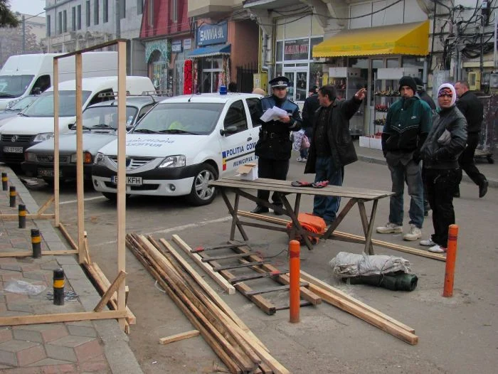 Poliţiştii i-au certat pe comercianţii de brazi