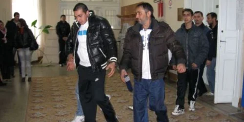 Hunedorenii arestaţi pentru infracţiuni de crimă organizată vor fi judecaţi la Tribunalul Hunedoara. 