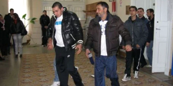Hunedorenii arestaţi pentru infracţiuni de crimă organizată vor fi judecaţi la Tribunalul Hunedoara. 
