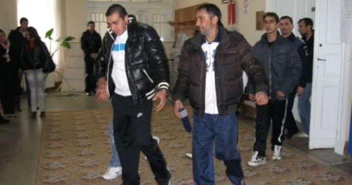 Hunedorenii arestaţi pentru infracţiuni de crimă organizată vor fi judecaţi la Tribunalul Hunedoara. 
