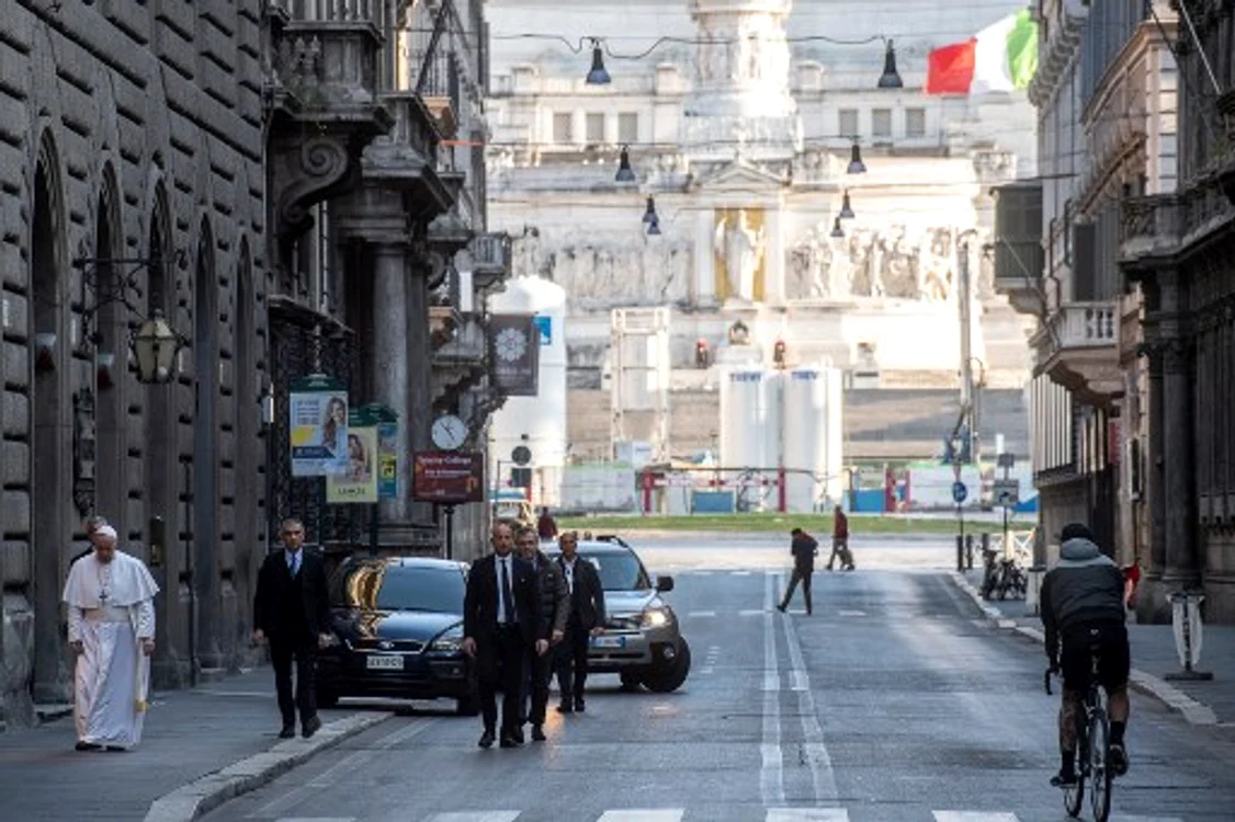 
    Papa Francisc s-a rugat pentru toți cei afectați de pandemieFoto: AFP PHOTO / VATICAN MEDIA  