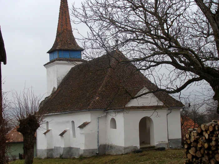 Satul şi biserica jpeg