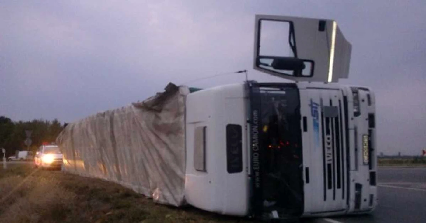 TIR-ul răsturnat în apropiere de Mako Sursa: www.delmagyar.hu
