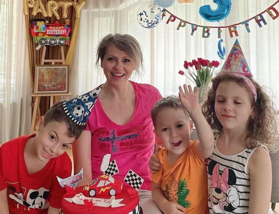 Mirela Vaida, alături de cei trei copii ai săi foto: Instagram