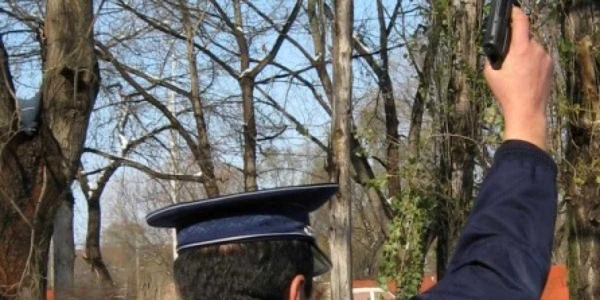 Focuri de armă pentru prinderea unor persoane care vindeau materiale pirotehnice