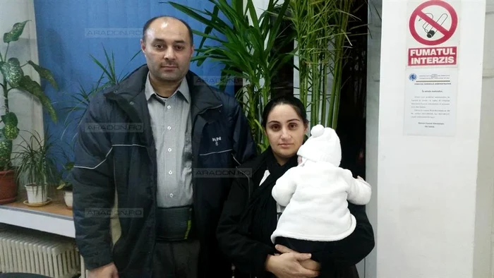 Soţii Rădulescu, alături de copilul lor mai mic, care nu a avut soarta fraţilor săiFoto Aradon.ro